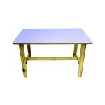 طاولة خشب 60/90 ملونة