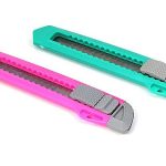 مشرط قص بلاستيك ملوّن