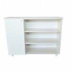 خزانة تخزين مع باب جانبي وأرفف مفتوحة