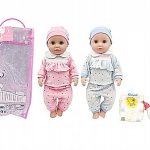 دمية مع قبعة مع ملحقاتها